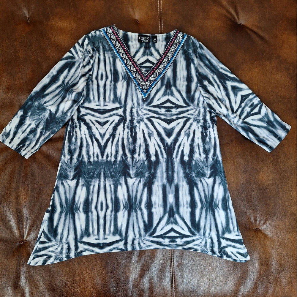 Onque Casual Womens Medium Top Black White Tie Dye Beaded V-Neck 3/4 Sleeve NWOT
